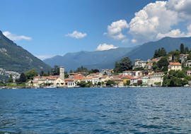 Ein Blick auf das Ufer des Comer Sees während eines Bootsverleihs in Como (bis zu 8 Personen) mit Subacco.
