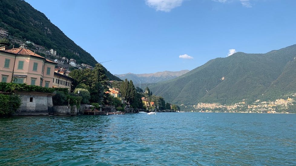 Vista della riva dela Lago di Como durante il noleggio barca a Como (fino a 8 persone) con Subacco.