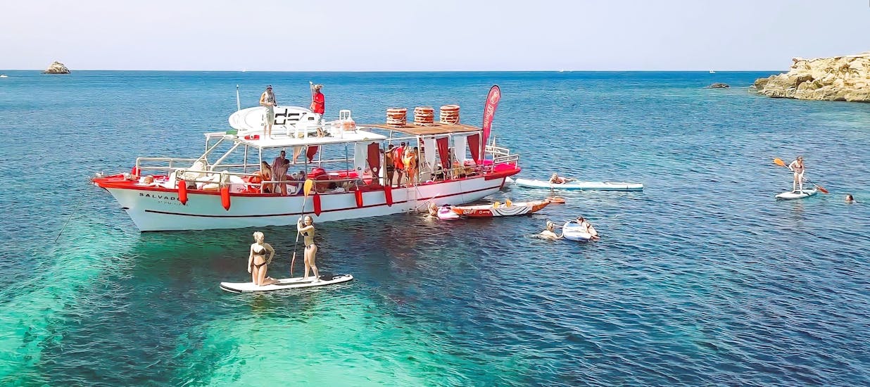 Leute, die eine All-inclusive-Bootsfahrt entlang der Küste von Ibiza mit Salvador Ibiza genießen.