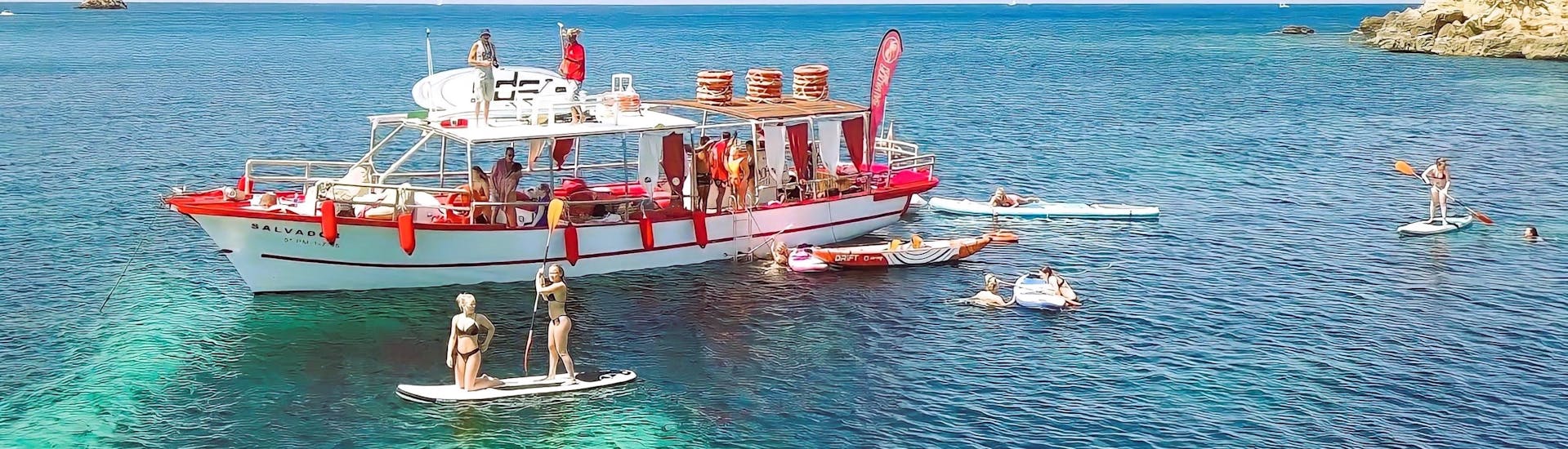 Gente disfrutando en un barco todo incluido por la costa de Ibiza. con Salvador Ibiza