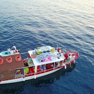 Gente disfrutando en un barco todo incluido por la costa de Ibiza con Salvador Ibiza.