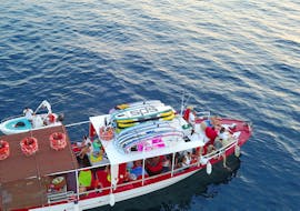 Gente disfrutando en un barco todo incluido por la costa de Ibiza con Salvador Ibiza.
