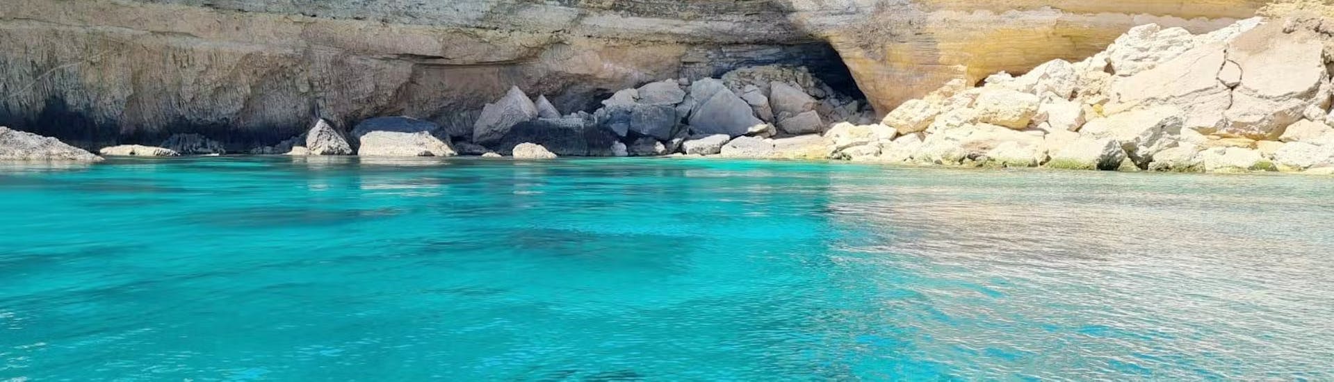 Photo of the beautiful Sicilian sea you will see during a boat trip of Ortigia with Apéritif with Dolci Escursioni.