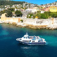 Blick auf das Boot der Trans Côte d'Azur während einer Bootstour entlang der Küste von Nizza.