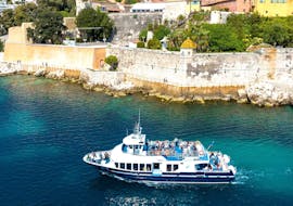 Vue du bateau de la Trans Côte d'Azur lors de la balade en bateau le long de la côte niçoise.