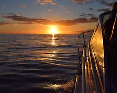 Vue du coucher de soleil à son paroxysme lors de la Balade privée en bateau au coucher de soleil avec Snorkeling à Madère avec On Tales Whales and Dolphins - Madeira.