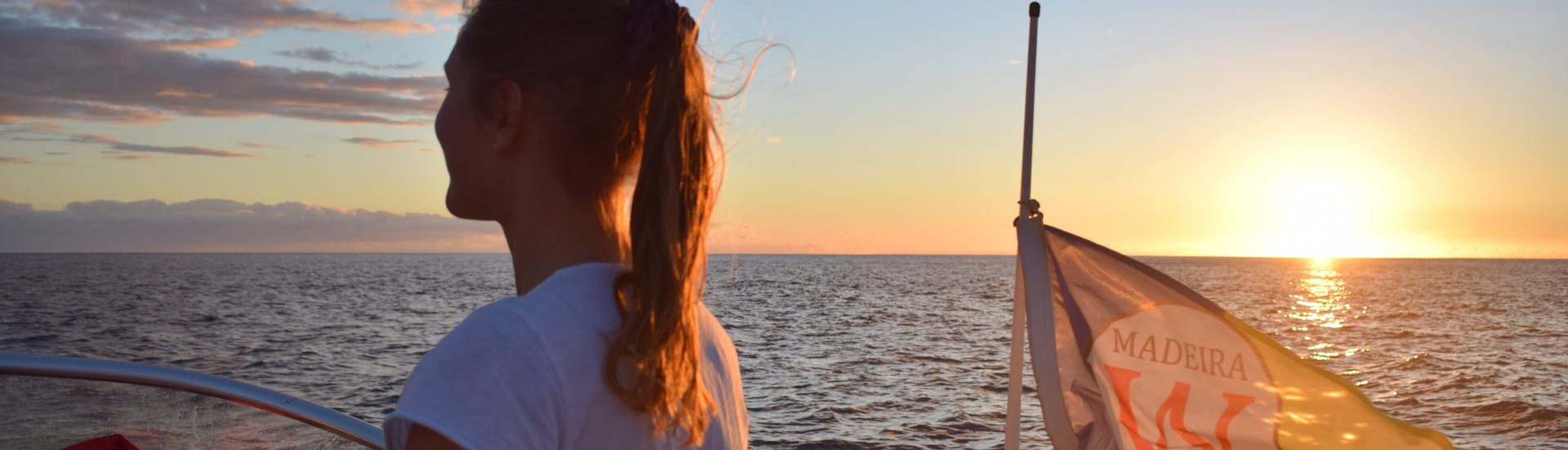 Notre capitain admire le coucher de soleil lors de la Balade privée en bateau au coucher de soleil avec Snorkeling à Madère avec On Tales Whales and Dolphins - Madeira.