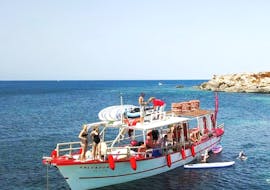 Grand groupe profitant d'une excursion en bateau le long de la côte d'Ibiza avec Salvador Ibiza.