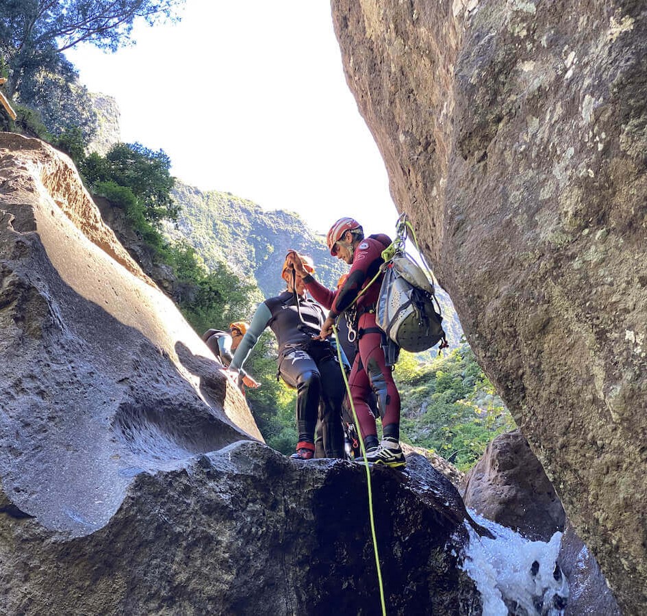 Un participant se prépare pour la descente en rappel lors du Canyoning dans le Ribeiro da Cidrão - Sportif avec Madeira Adventure Kingdom.