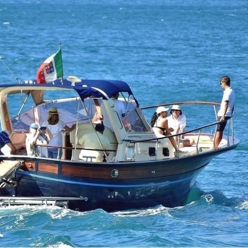 Vista del barco utilizado durante el paseo en Barco a la Costa Amalfitana desde Salerno o Maiori con Salerno Incoming.