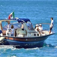 Vista della barca usata per la gita in barca lungo la Costiera Amalfitana da Salerno o Maiori organizzata da Salerno Incoming.