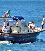 Zicht op de boot die gebruikt wordt tijdens de Boottocht naar de Amalfikust vanuit Salerno of Maiori met Salerno Inkomend.