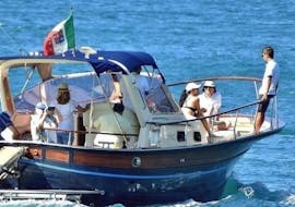 Zicht op de boot die gebruikt wordt tijdens de Boottocht naar de Amalfikust vanuit Salerno of Maiori met Salerno Inkomend.