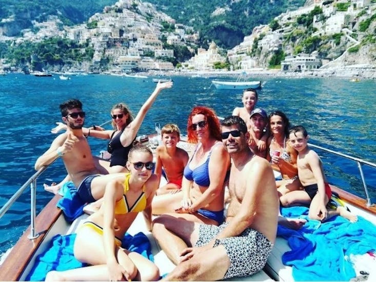 Persone che si divertono durante la gita in barca lungo la Costiera Amalfitana da Salerno o Maiori organizzata da Salerno Incoming.