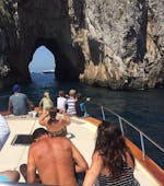 Vista de los Faraglioni durante el paseo en barco de Salerno a Capri con almuerzo con Salerno Incoming.