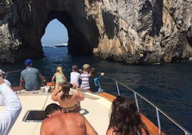Vista dei Faraglioni durante la gita in barca da Salerno a Capri con pranzo con Salerno Incoming.