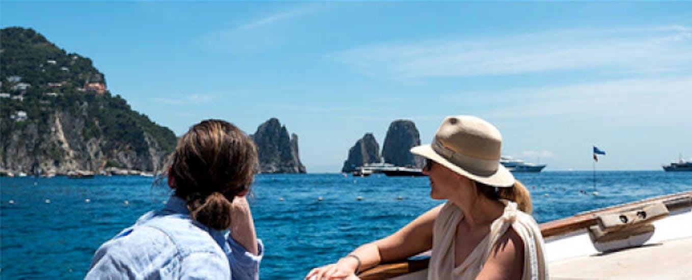 Vista de los Faraglioni durante el viaje en barco de Positano a Capri con almuerzo con Salerno Incoming.