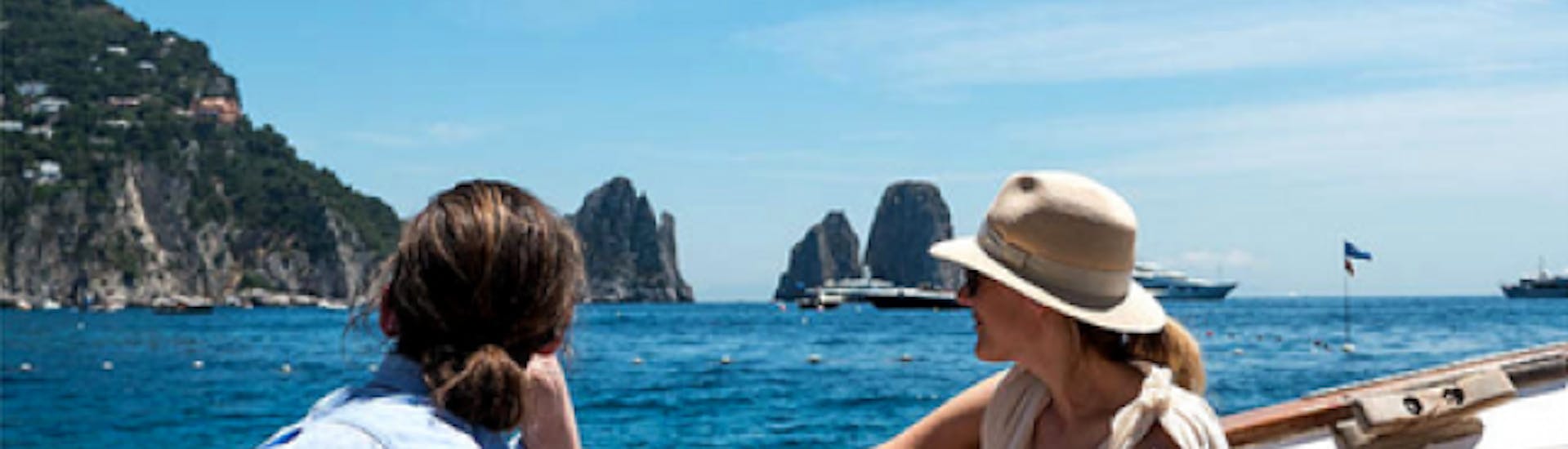 Blick auf die Faraglioni während der Bootstour von Positano nach Capri mit Mittagessen mit Salerno Incoming.