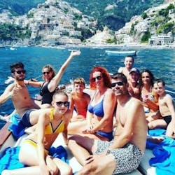 Persone che si divertono in barca durante la gita in barca da Maiori a Capri con pranzo con Salerno Incoming.