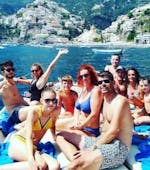 Mensen die genieten van de boottocht van Maiori naar Capri met lunch met Salerno Incoming.