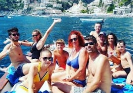 Gente disfrutando del paseo en barco de Maiori a Capri con almuerzo en Salerno.