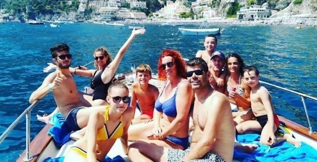 Persone che si divertono in barca durante la gita in barca privata da Salerno alla Costiera Amalfitana con pranzo con Salerno Incoming.