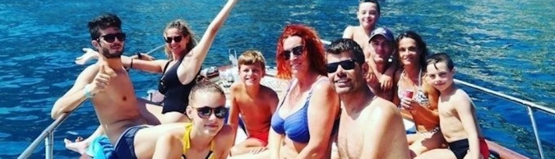Persone che si divertono in barca durante la gita in barca privata da Salerno alla Costiera Amalfitana con pranzo con Salerno Incoming.