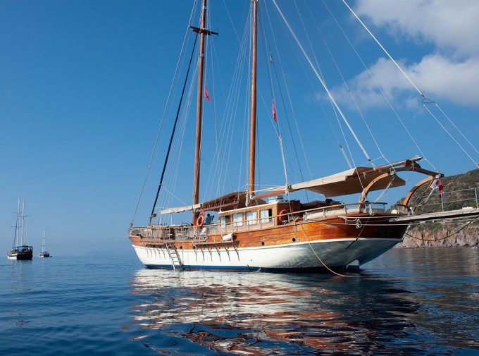Vista del veliero usato durante la gita  in veliero in costiera Amalfitana da Salerno con pranzo con Salerno Incoming.