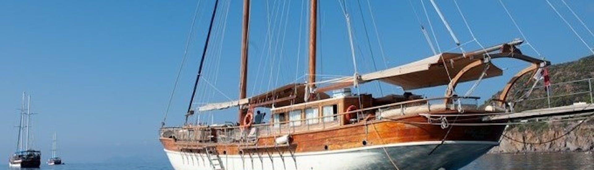 Gezicht op de Vintage Zeilboot gebruikt tijdens de Vintage Zeilboot Trip naar de Amalfi Kust vanuit Salerno met Lunch met Salerno Incoming.