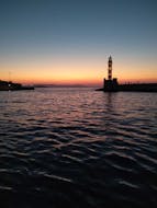 Vue du phare de Lazaretta lors de l'excursion en bateau à fond de verre à Lazaretta au coucher du soleil avec le capitaine Nestor.