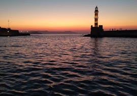Vue du phare de Lazaretta lors de l'excursion en bateau à fond de verre à Lazaretta au coucher du soleil avec le capitaine Nestor.