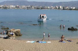 Gente relajándose en la playa durante un paseo en barco con fondo de cristal a Thodorou y Lazaretta con el capitán Nestor Chania.