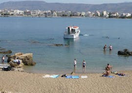Menschen entspannen sich am Strand während einer Glasbodenbootstour nach Thodorou und Lazaretta mit Captain Nestor Chania.