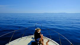 Il nostro comodo motoscafo durante una gita in barca da Santa Teresa di Gallura all'arcipelago di La Maddalena con Mistral Escursioni.