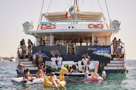 Foto van een catamaran in de Franse Rivièra genomen tijdens een halve dag catamarantocht naar de Lerins eilanden vanuit Cannes met lunch door Riviera Lines.