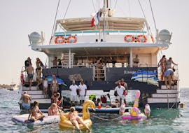 Foto van een catamaran in de Franse Rivièra genomen tijdens een halve dag catamarantocht naar de Lerins eilanden vanuit Cannes met lunch door Riviera Lines.