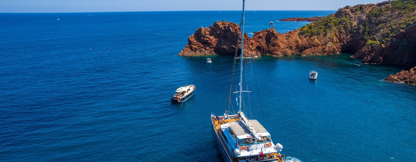 Foto van een catamaran in de Franse Rivièra tijdens een halve dag catamarantocht naar de Lerins eilanden vanuit Cannes met lunch door Riviera Lines.