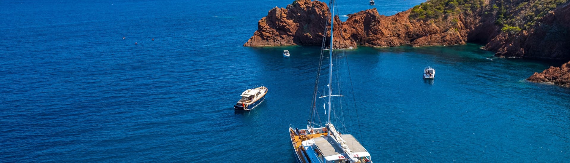 Foto van een catamaran in de Franse Rivièra tijdens een halve dag catamarantocht naar de Lerins eilanden vanuit Cannes met lunch door Riviera Lines.