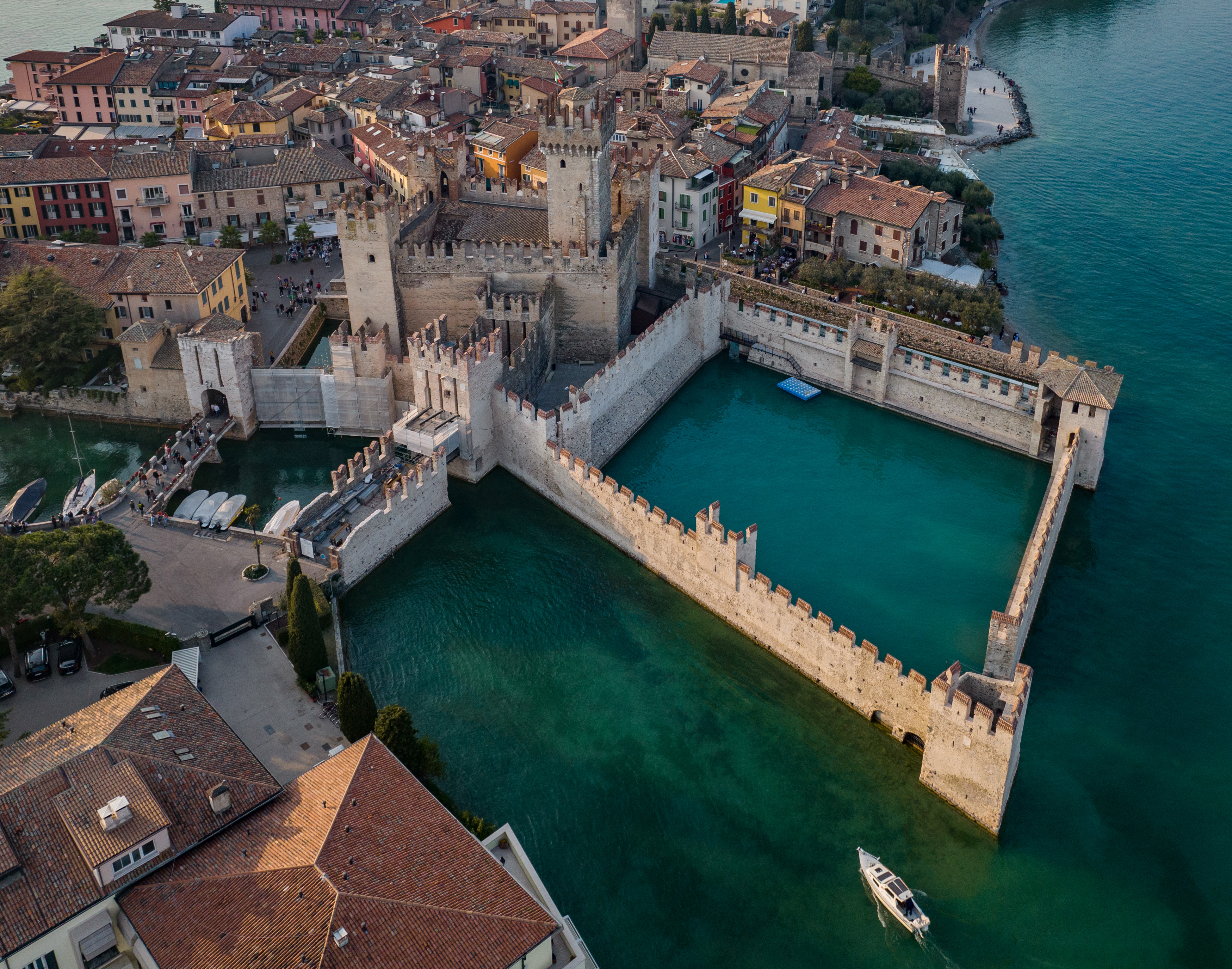 Gita in barca da Peschiera a Sirmione al mattino con sosta per nuotare.