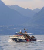 Paseo en barco de Lazise a Baia delle Sirene con baño en el mar & visita guiada con GardaVoyager.