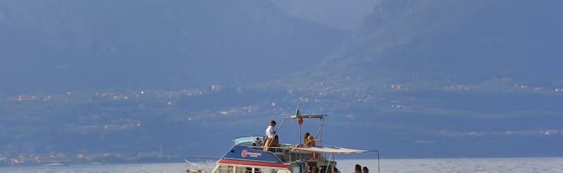 Paseo en barco de Lazise a Baia delle Sirene con baño en el mar & visita guiada con GardaVoyager.