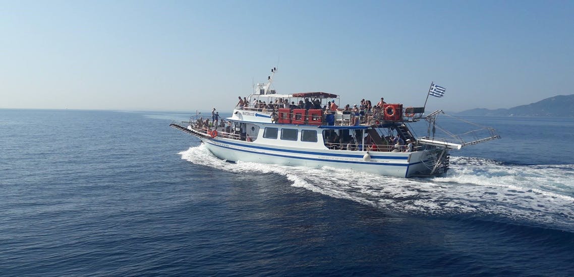 De boot van Captain Theo Corfu Cruises die ze gebruiken tijdens de Boottocht van Corfu Stad naar Blue Lagoon en Syvota met Lunch.