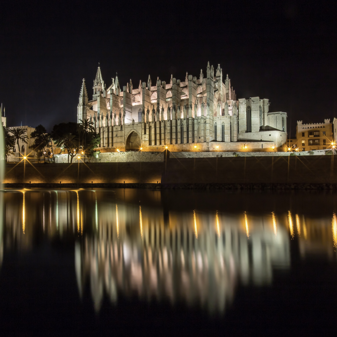 Die beleuchtete Kathedrale von Palma bei einer Bootstour von Sa Calma Boats ab Can Pastilla.