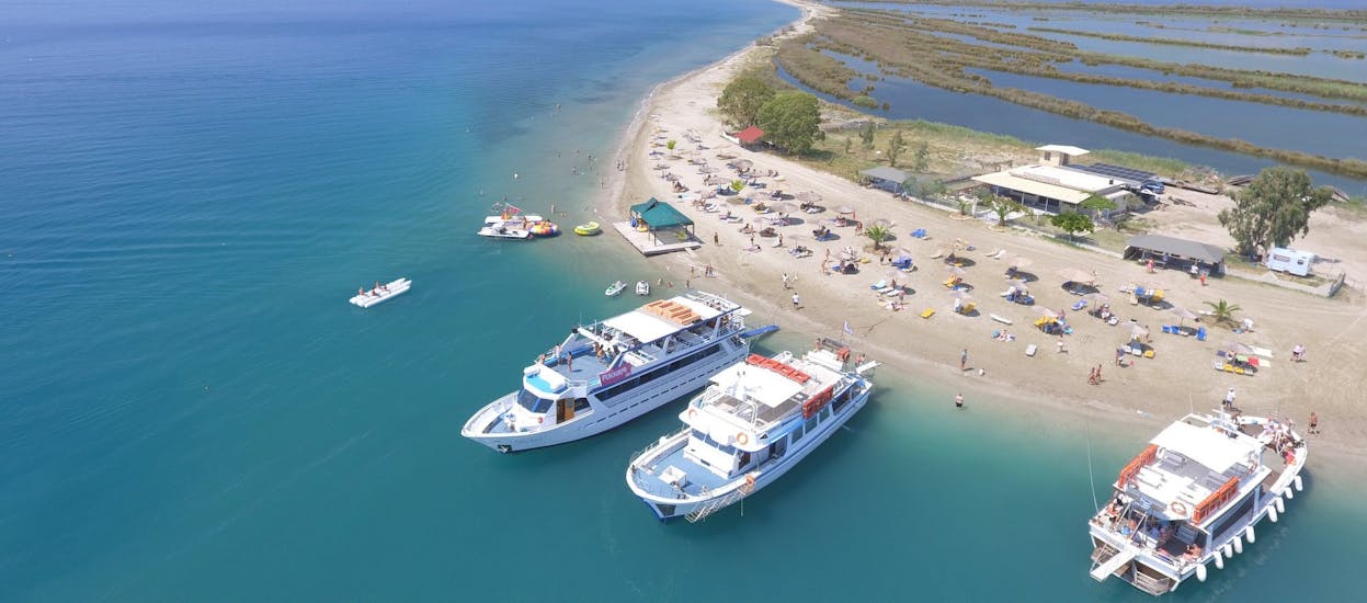 Het strand waar je naartoe gaat tijdens de Boottocht van Corfu naar het strand van Kalamas en de Kristal Baai met Lunch met Captain Theo Corfu Cruises.