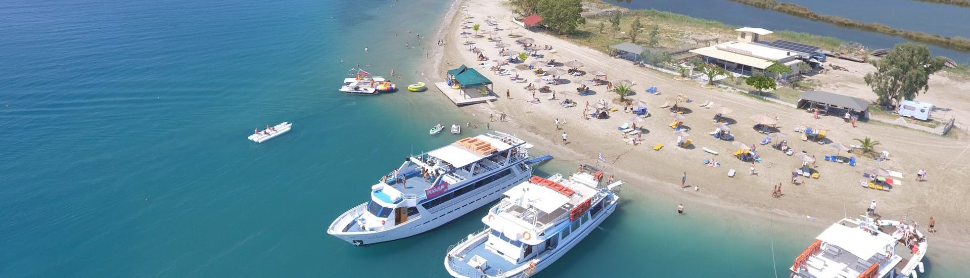 Het strand waar je naartoe gaat tijdens de Boottocht van Corfu naar het strand van Kalamas en de Kristal Baai met Lunch met Captain Theo Corfu Cruises.