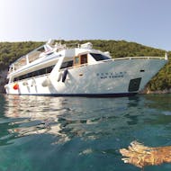 De boot gebruikt tijdens de Boottocht van Lefkimmi naar Blue Lagoon, Sivota & Bella Vraka met Lunch met Captain Theo Corfu Cruises.