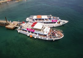 De boot aan de kust tijdens de Party Boot Trip van Corfu naar Blue Lagoon met Captain Theo Corfu Cruises.