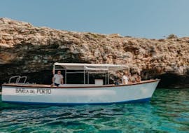 Zicht op de boot gebruikt tijdens de Boottocht van Santa Maria di Leuca naar de Adriatische en Ionische grotten met Barca del Porto Leuca.