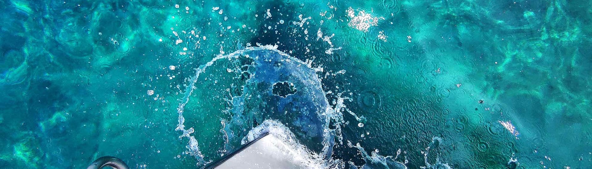 Photo des eaux crystallines que l'on verra lors de la Balade en bateau de Santa Maria di Leuca aux grottes de l'Adriatique et de la mer Ionienne avec Barca del Porto Leuca.
