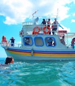 Todo el mundo alrededor del barco, disfrutando de su parada para nadar durante el paseo en barco por la costa hasta la bahía de San Jorge con Zorbas Cruises Hersonissos.
